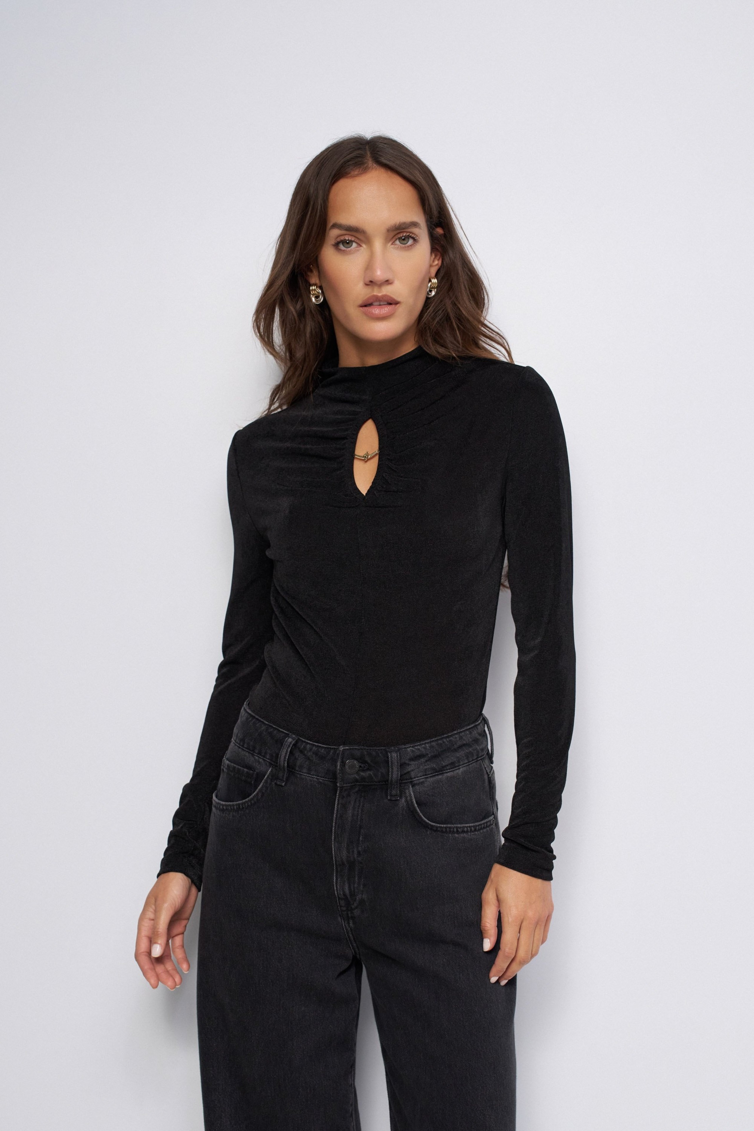 TEXTURIERTER PULLOVER MIT CUT- OUT