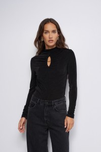 PULL TEXTUR� AVEC OUVERTURE SUR LA POITRINE