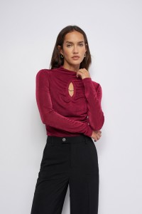 PULL TEXTUR� AVEC OUVERTURE SUR LA POITRINE