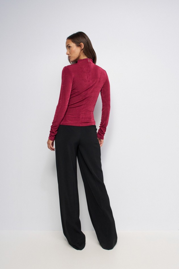 PULL TEXTURÉ AVEC OUVERTURE SUR LA POITRINE