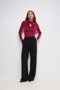 PULL TEXTUR� AVEC OUVERTURE SUR LA POITRINE