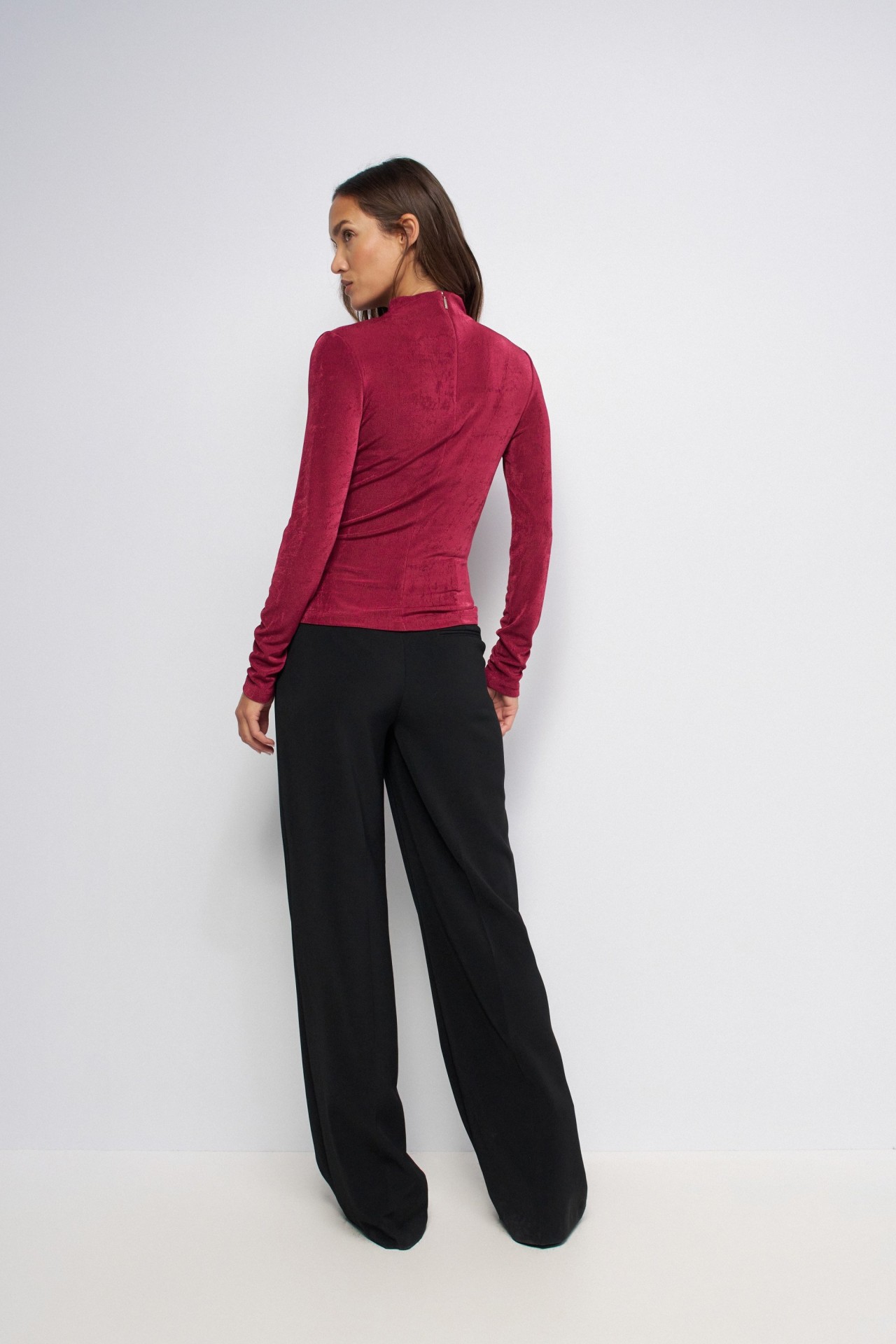 TEXTURIERTER PULLOVER MIT CUT- OUT