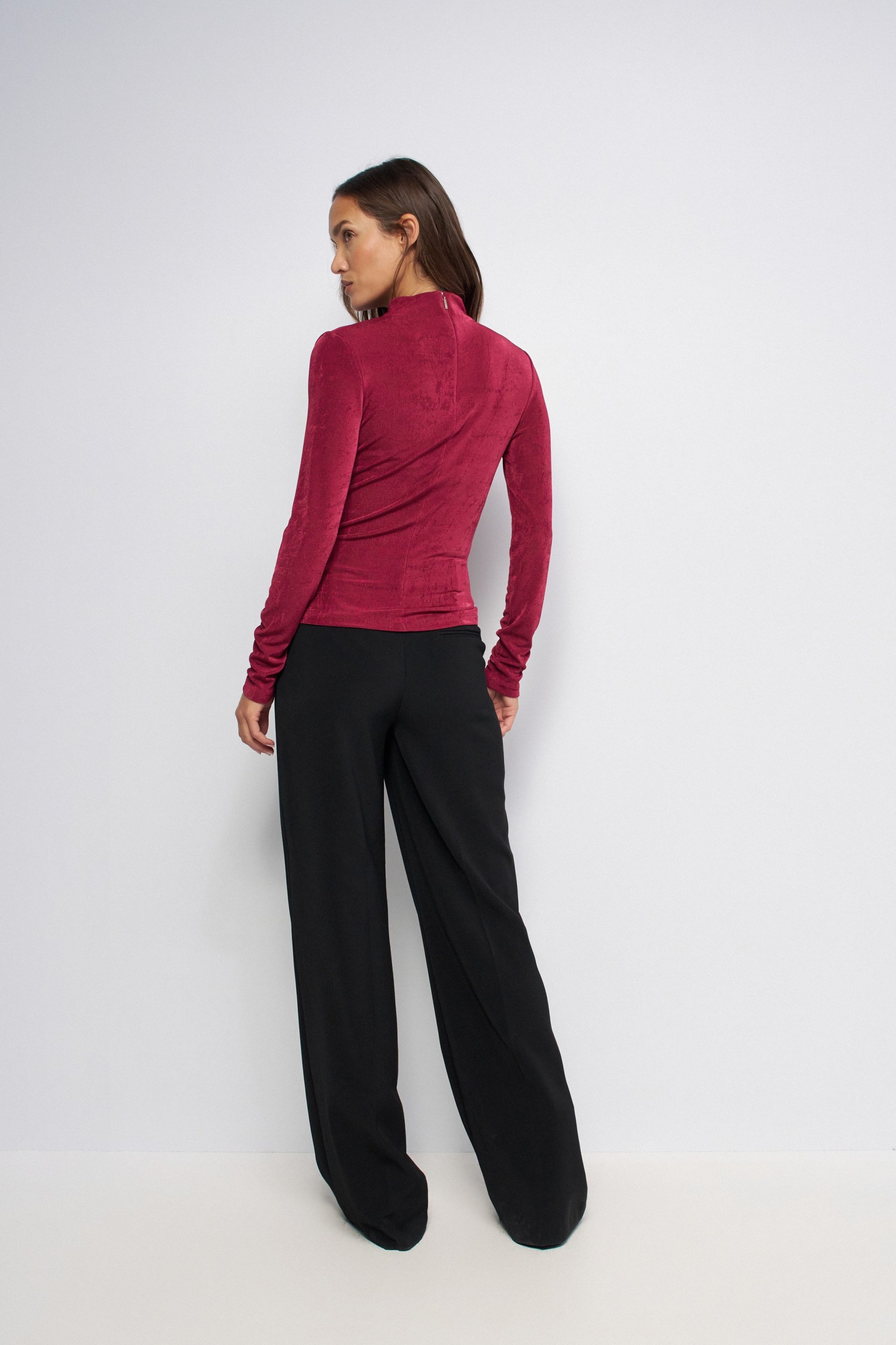 TEXTURIERTER PULLOVER MIT CUT- OUT