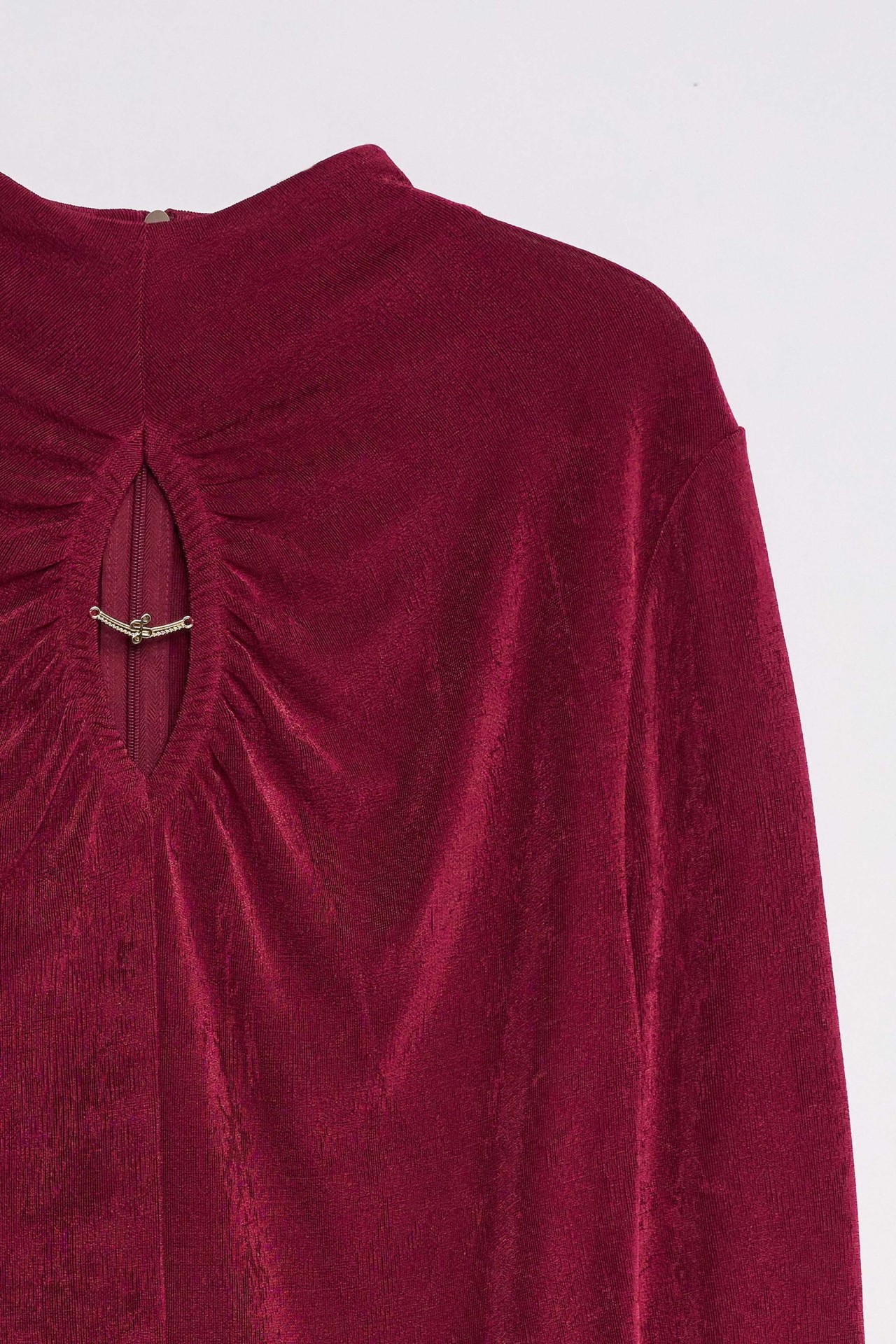 TEXTURIERTER PULLOVER MIT CUT- OUT