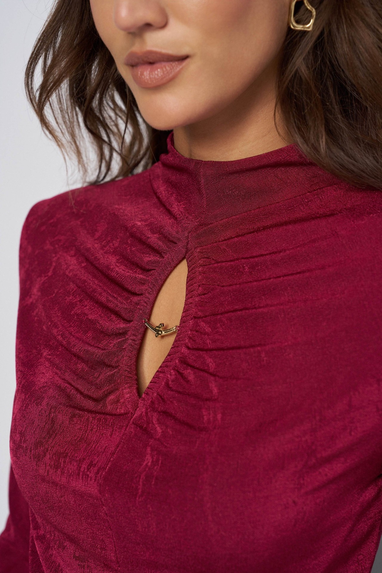 TEXTURIERTER PULLOVER MIT CUT- OUT
