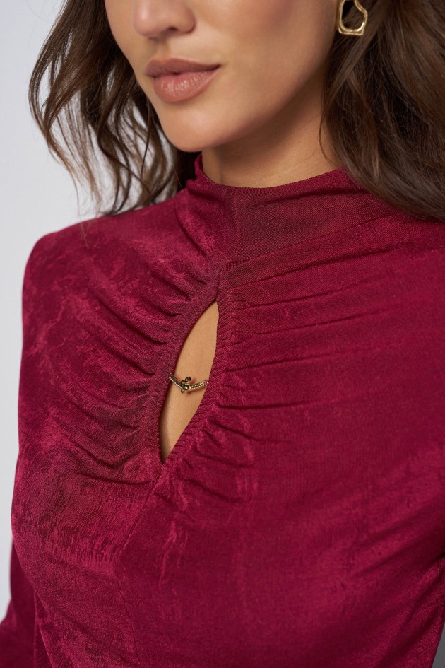 PULL TEXTURÉ AVEC OUVERTURE SUR LA POITRINE