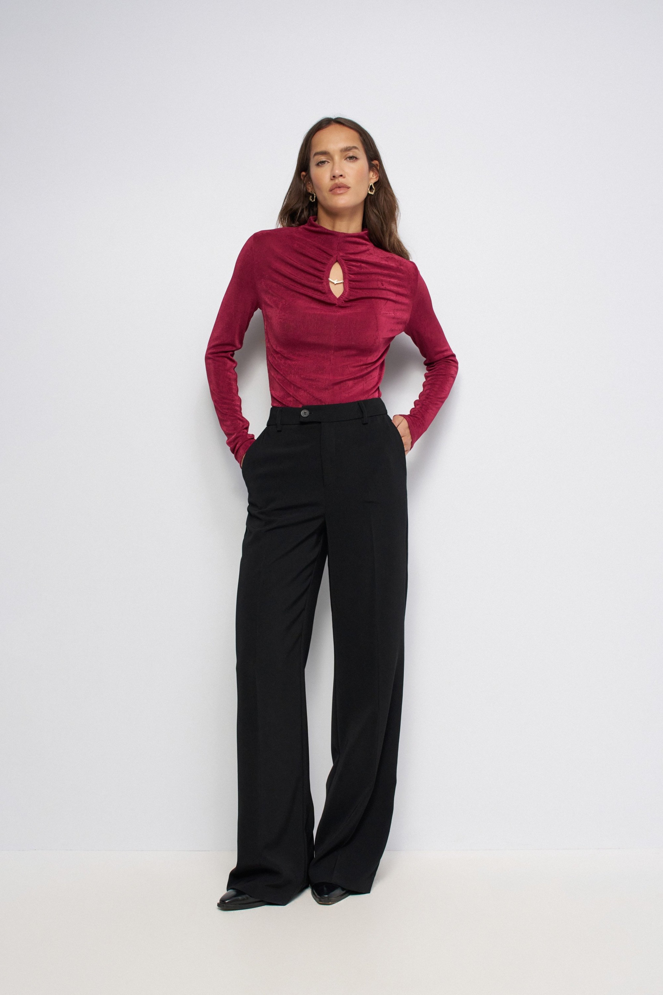 TEXTURIERTER PULLOVER MIT CUT- OUT