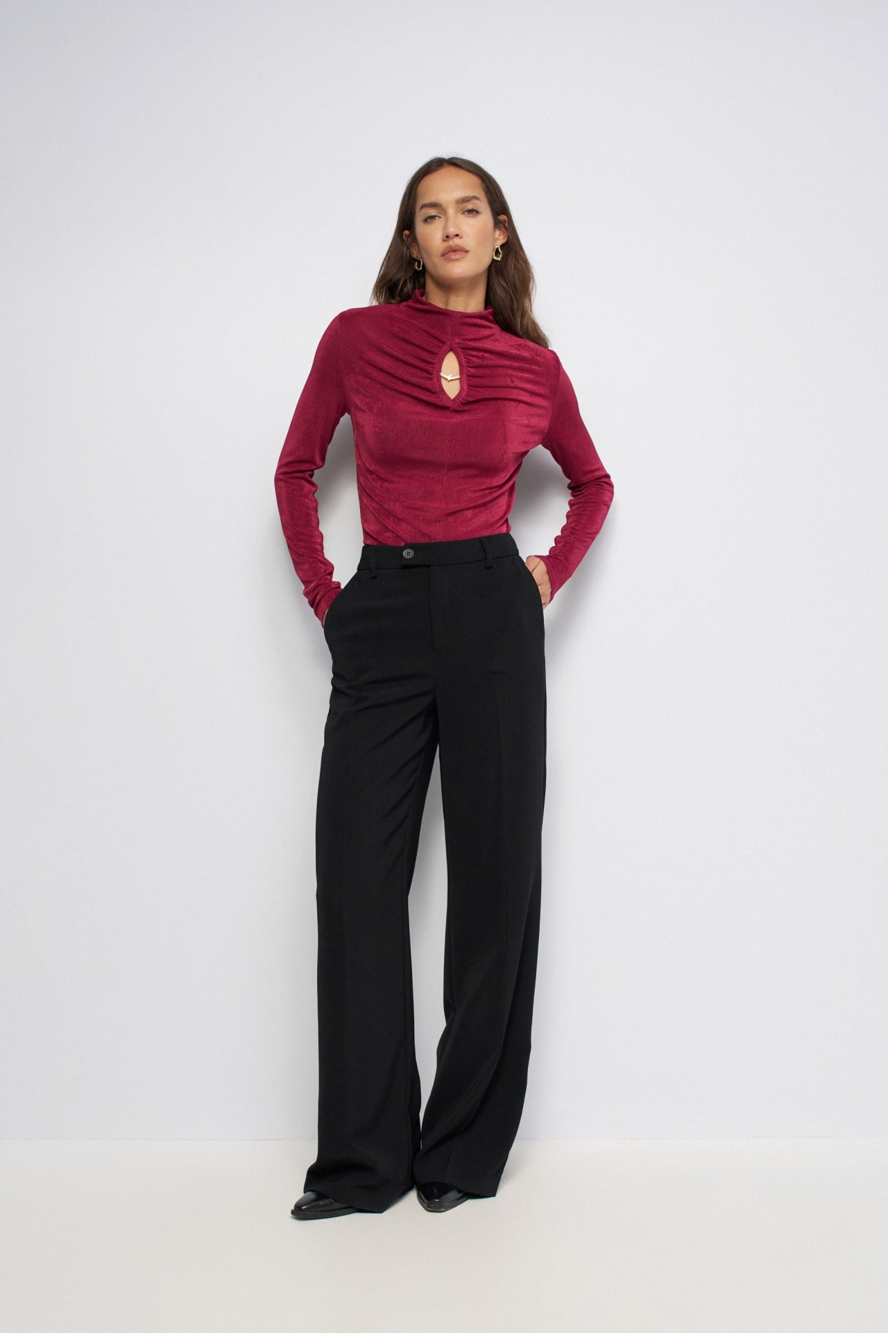 TEXTURIERTER PULLOVER MIT CUT- OUT