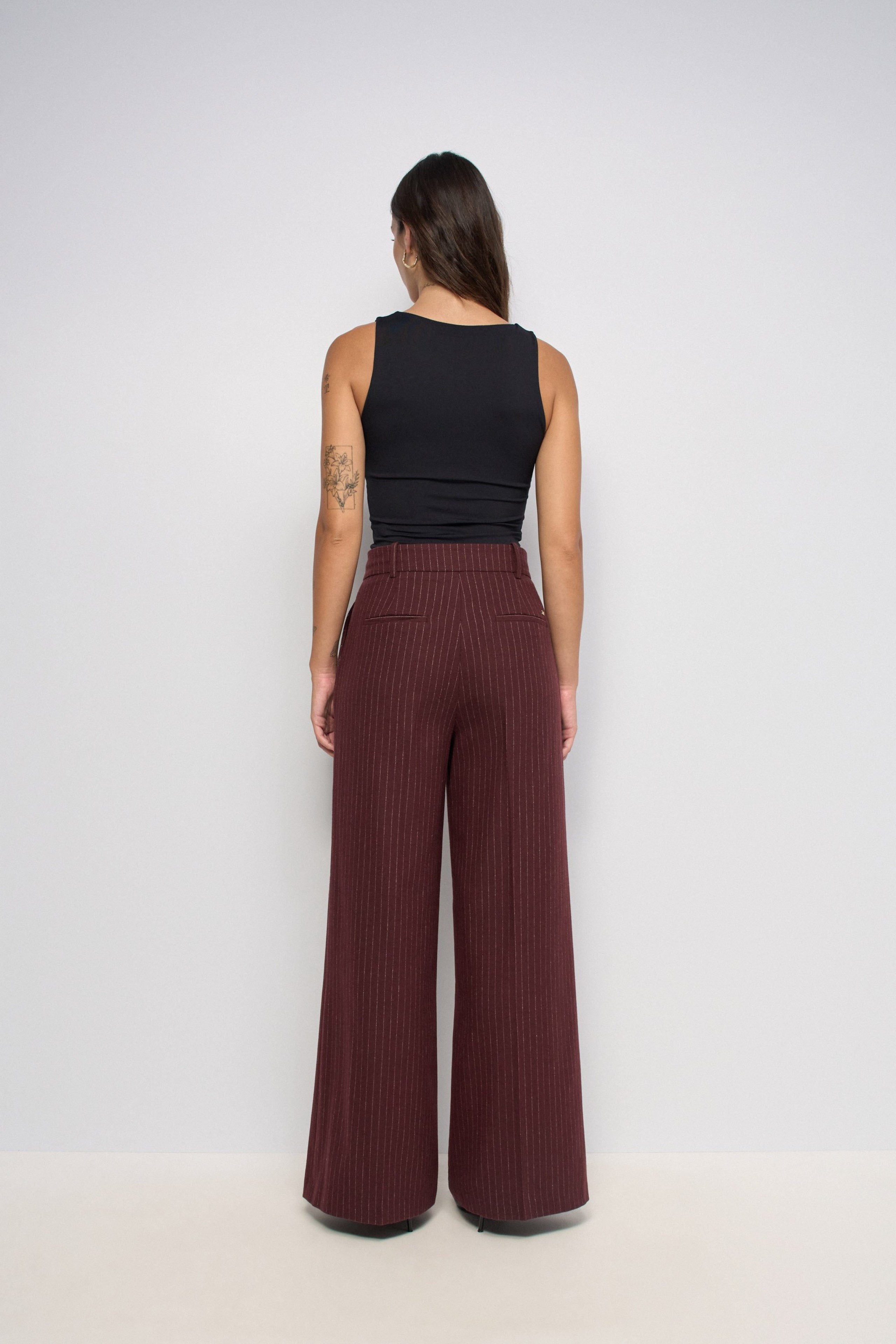 GESTREEPTE CHINO MET WIDE PIJP