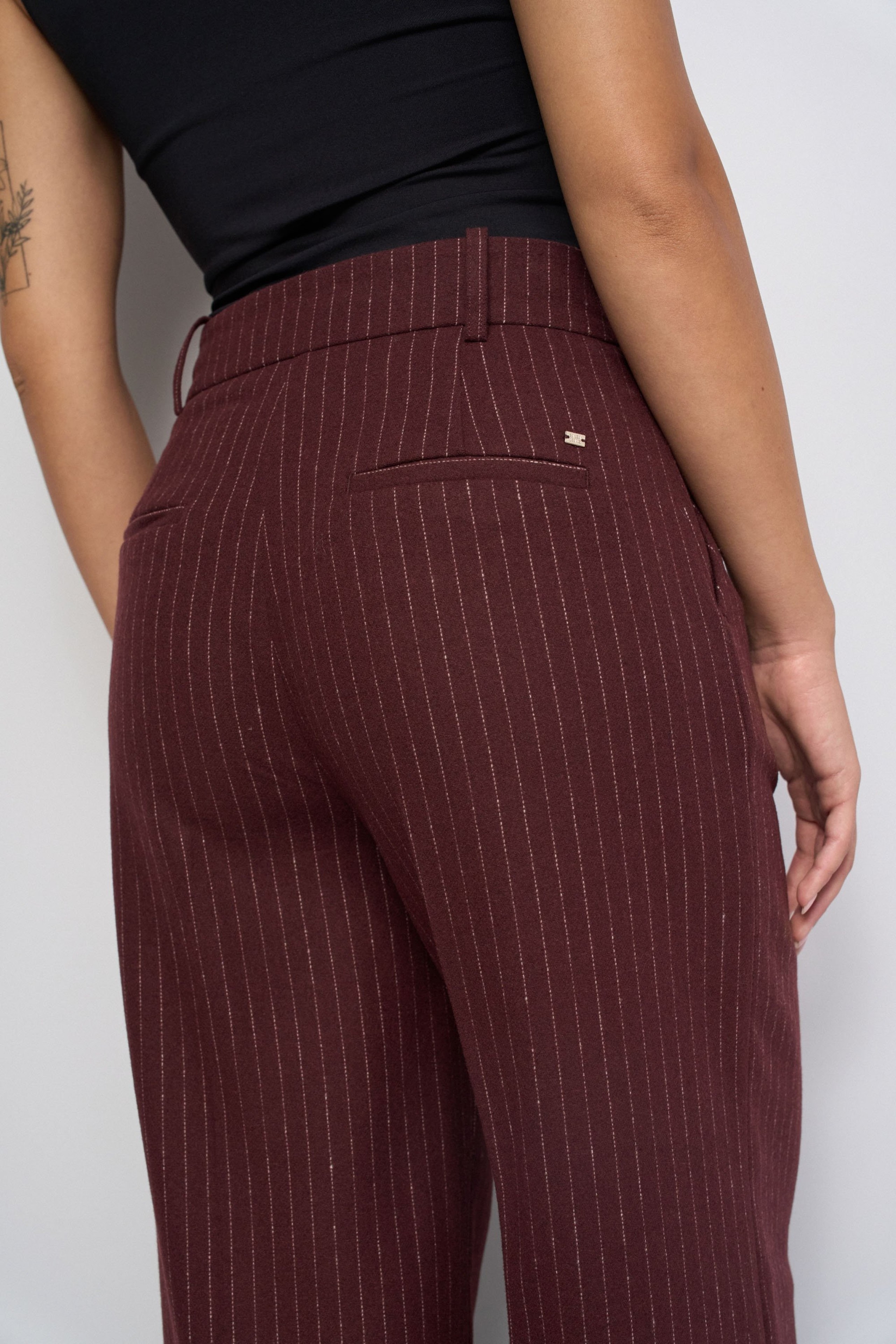 GESTREEPTE CHINO MET WIDE PIJP