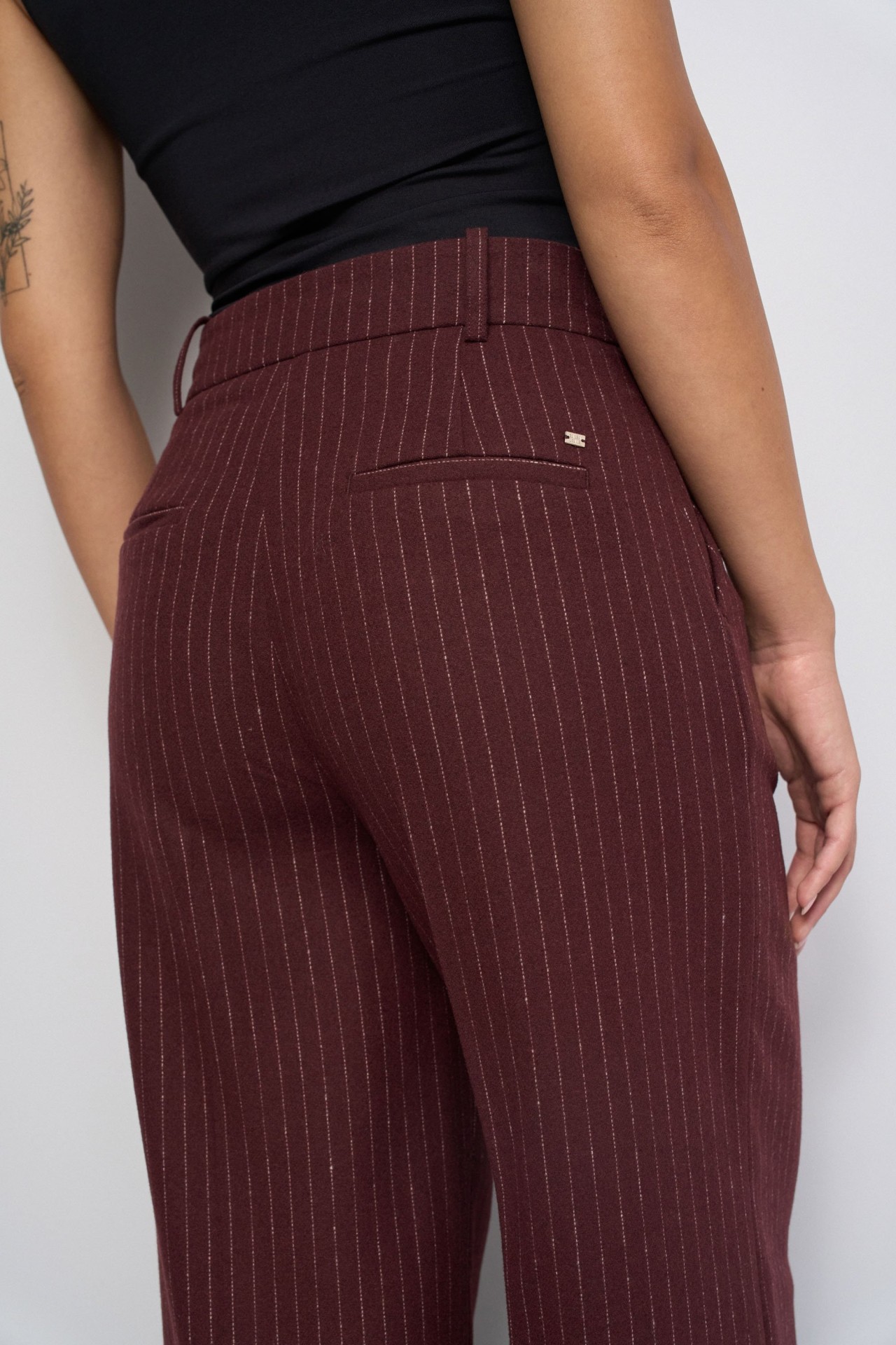 GESTREEPTE CHINO MET WIDE PIJP