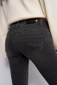 WONDER PUSH UP SKINNY JEANS