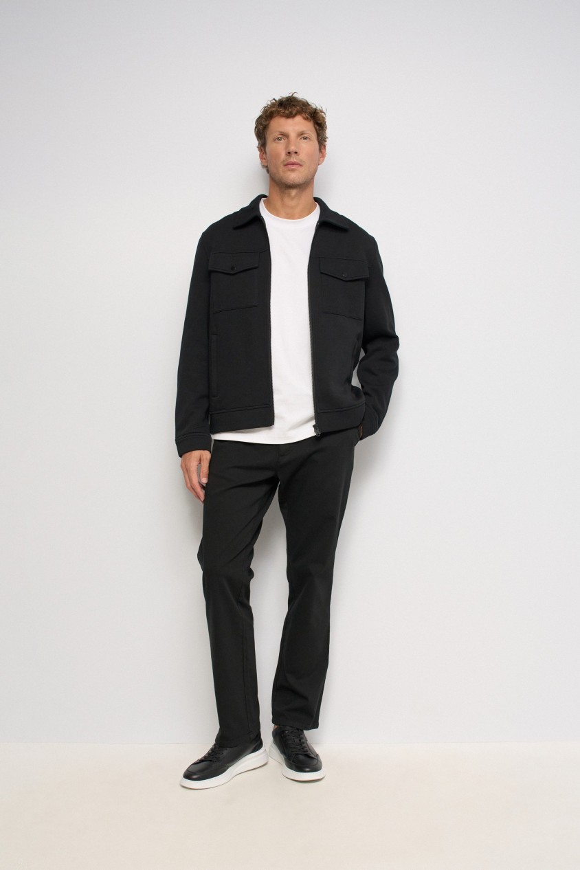 MANTEL AUS STRICK MIT BRUSTTASCHEN