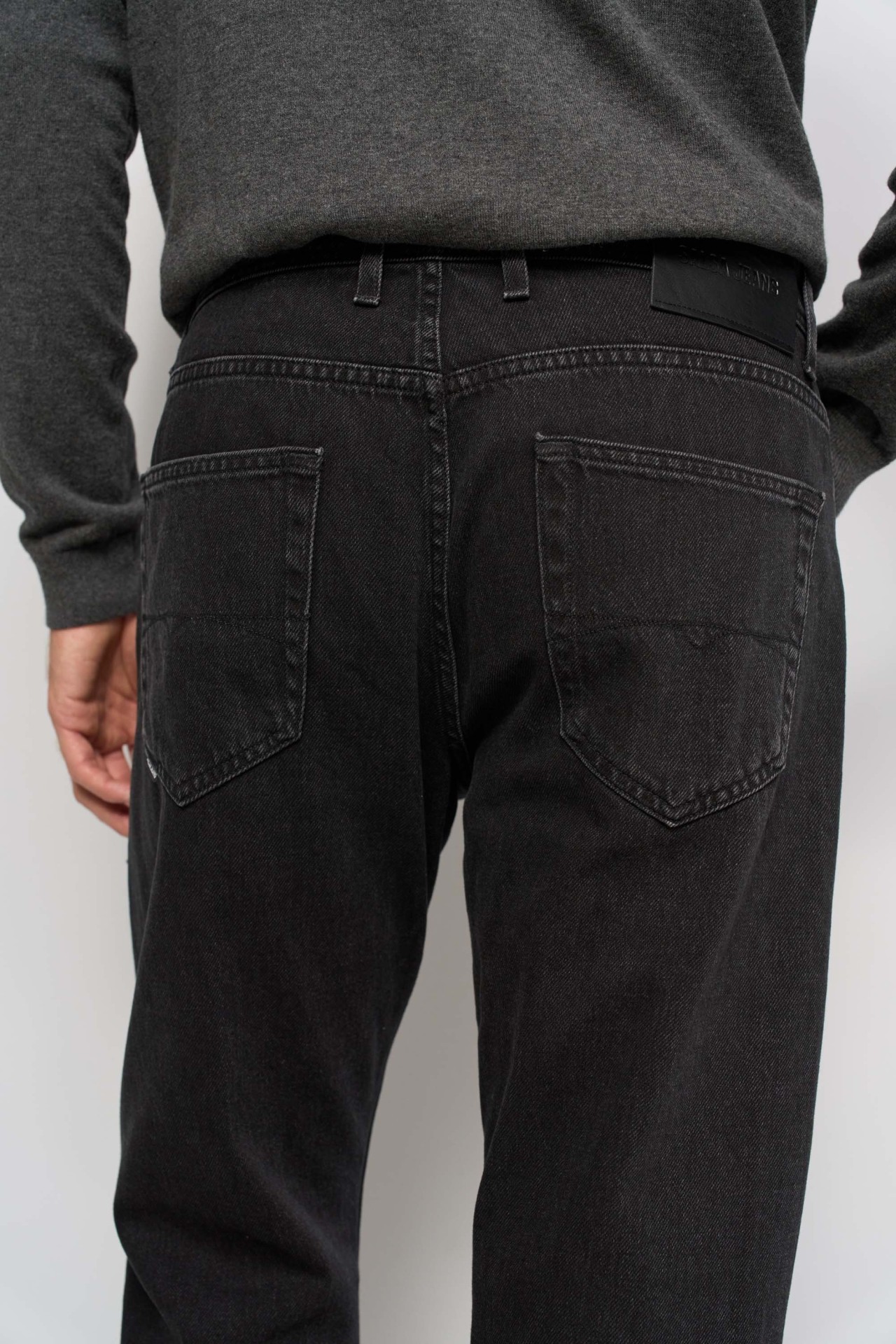 STRAIGHT FIT JEANS