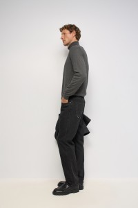 STRAIGHT FIT JEANS