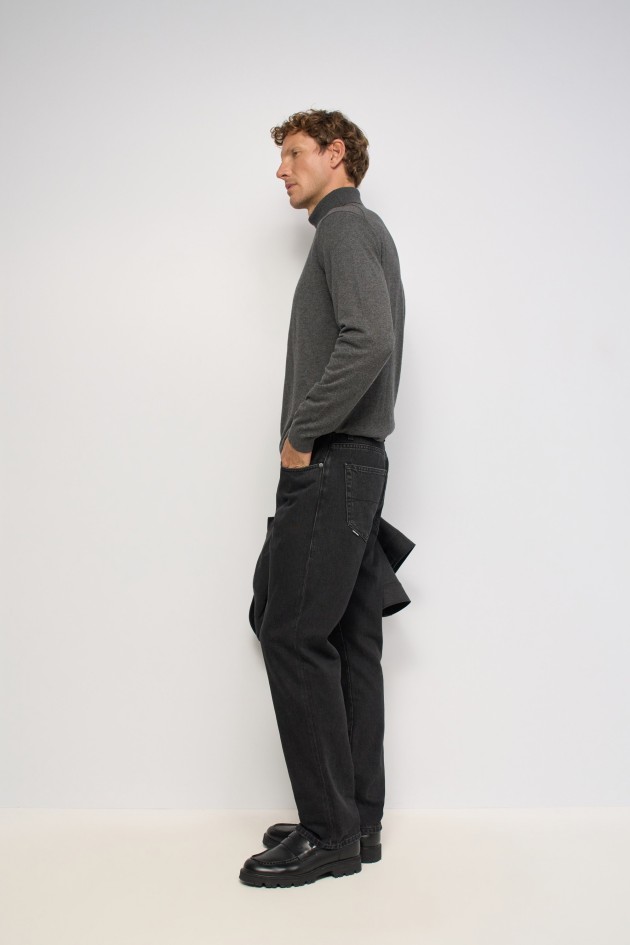 STRAIGHT FIT JEANS