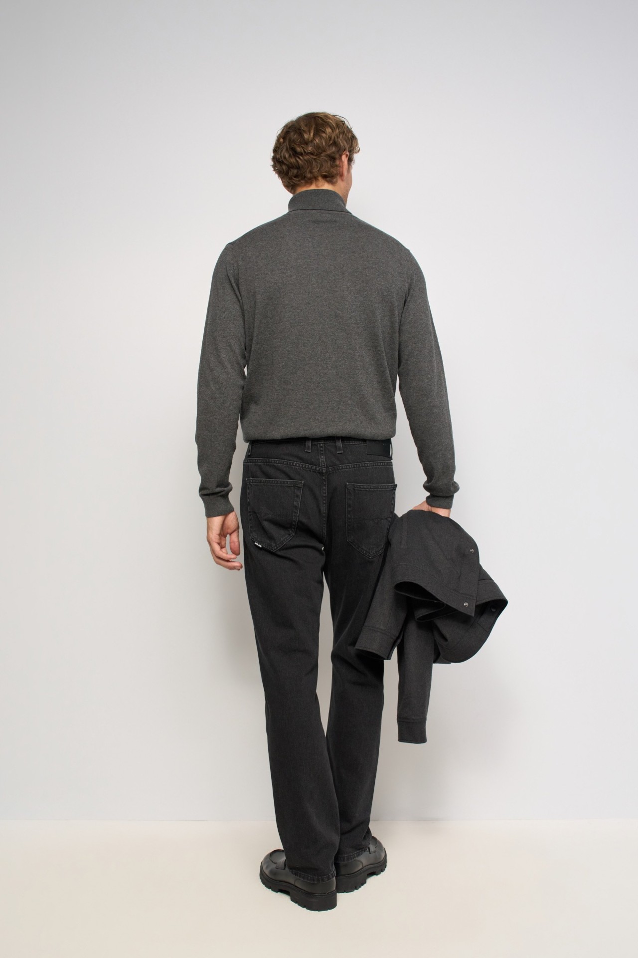 STRAIGHT FIT JEANS