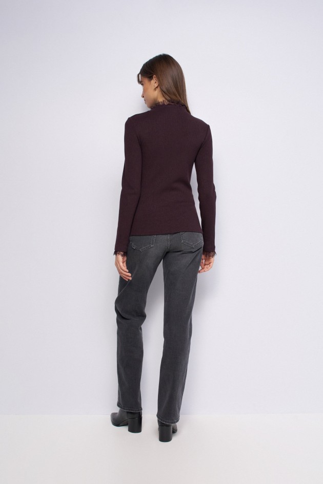 PULL EN MAILLE CÔTELÉE AVEC DENTELLE