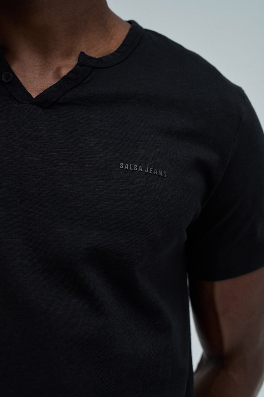 T-SHIRT MIT BRANDING