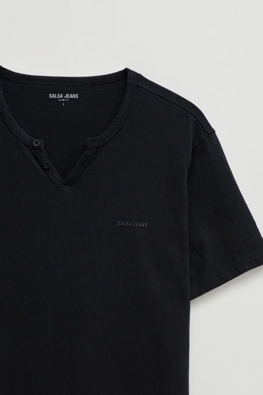 T-SHIRT MIT BRANDING