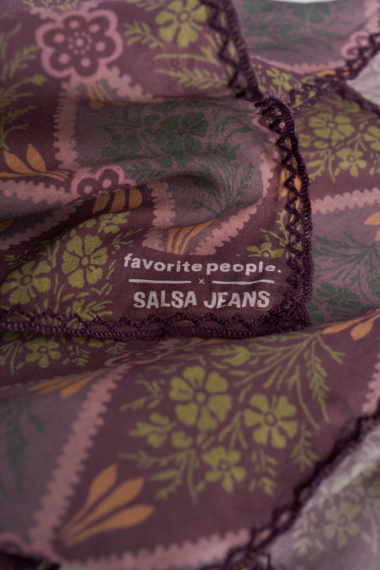 FOULARD � MOTIF FAVORITE PEOPLE X SALSA JEANS