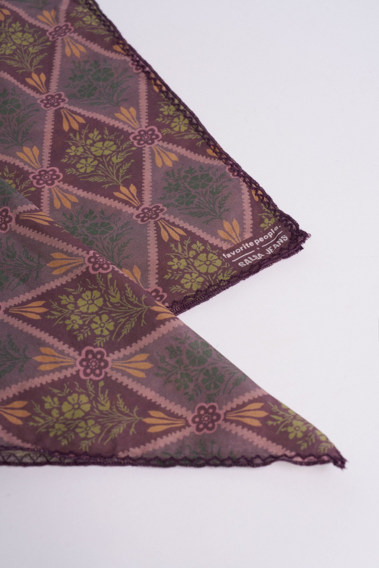 FOULARD � MOTIF FAVORITE PEOPLE X SALSA JEANS