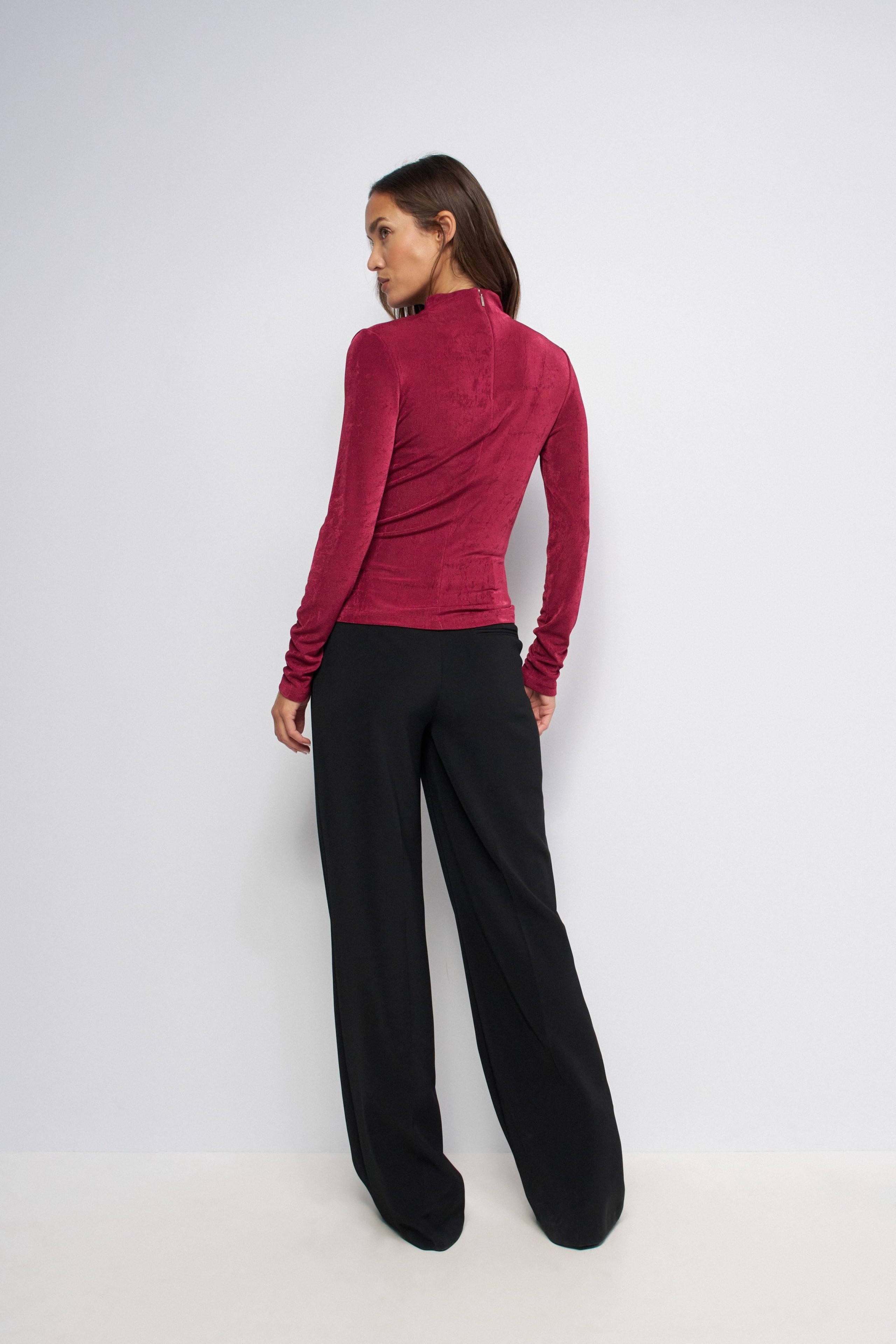 TEXTURIERTER PULLOVER MIT CUT- OUT