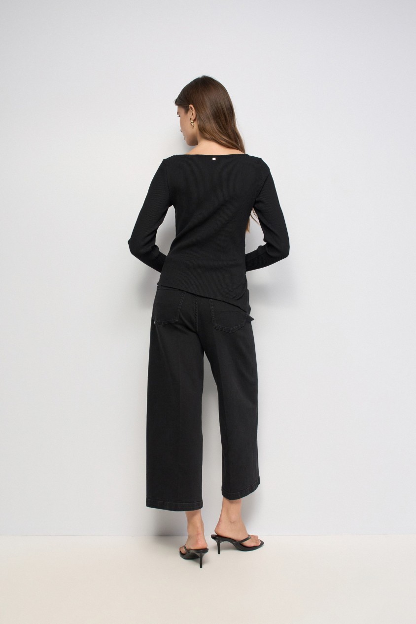 ASYMMETRISCHER PULLOVER MIT CUT-OUT AN DER BRUST