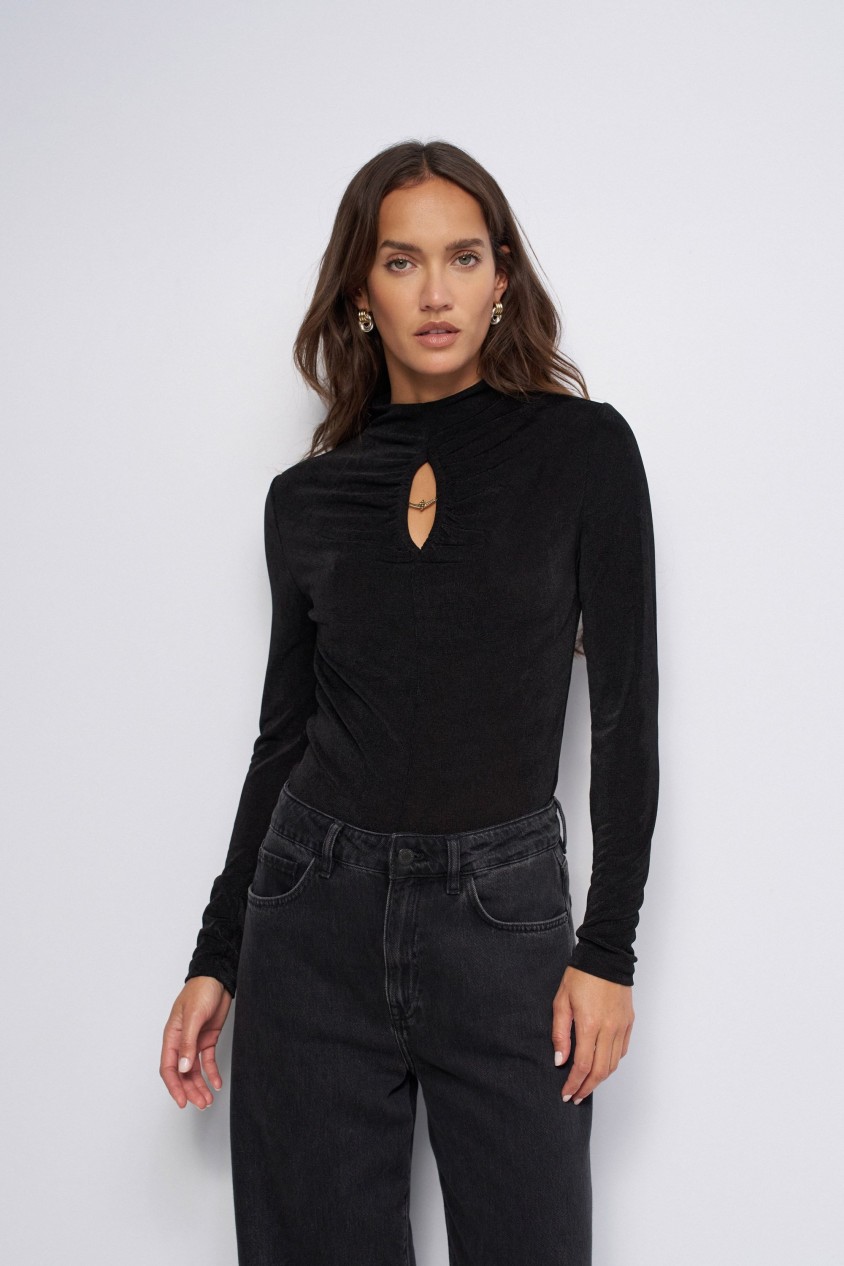 CAMISOLA TEXTURADA COM ABERTURA NO PEITO