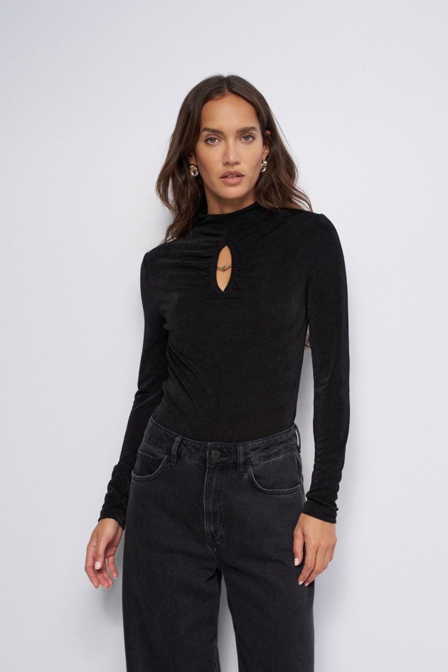 CAMISOLA TEXTURADA COM ABERTURA NO PEITO