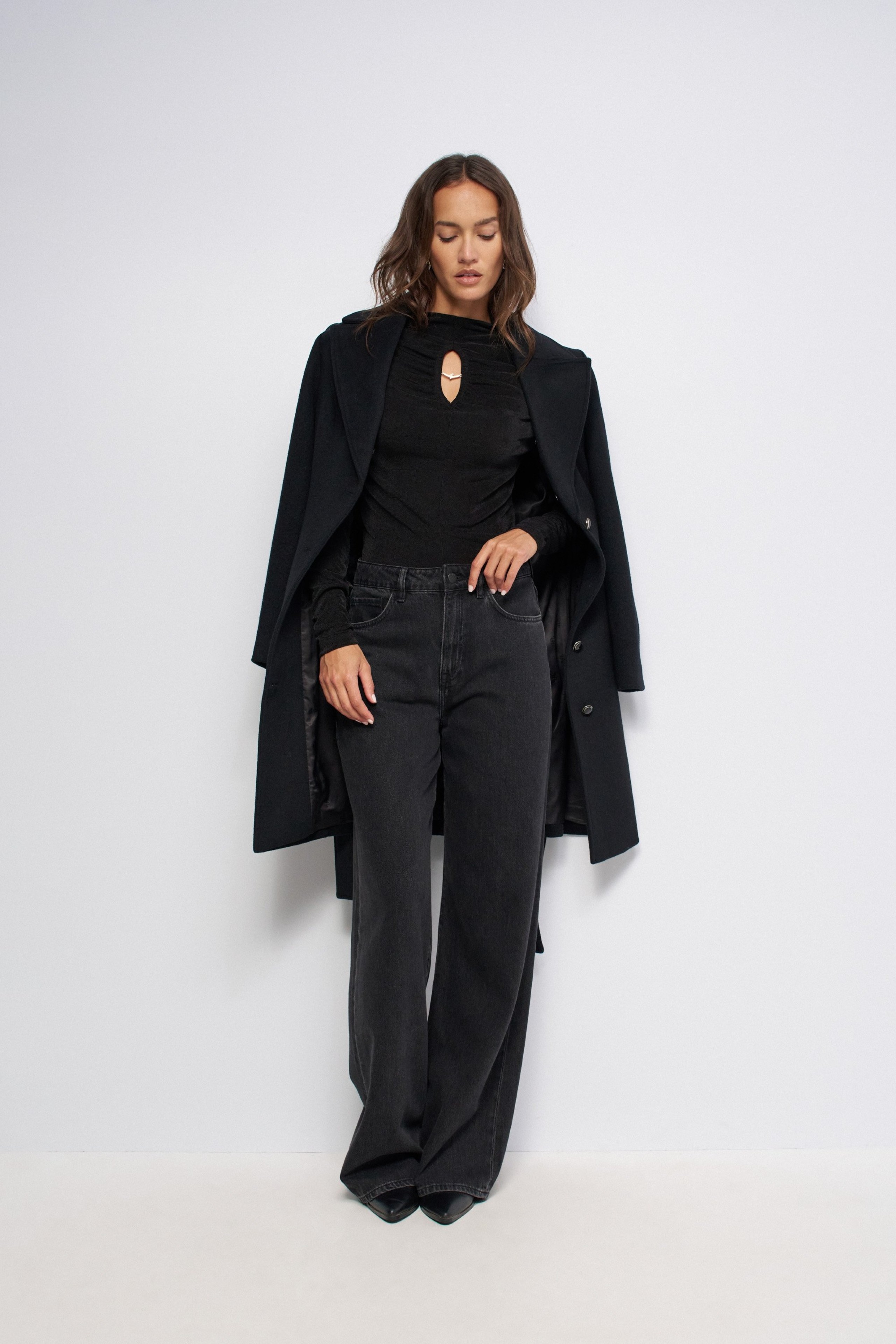 TEXTURIERTER PULLOVER MIT CUT- OUT