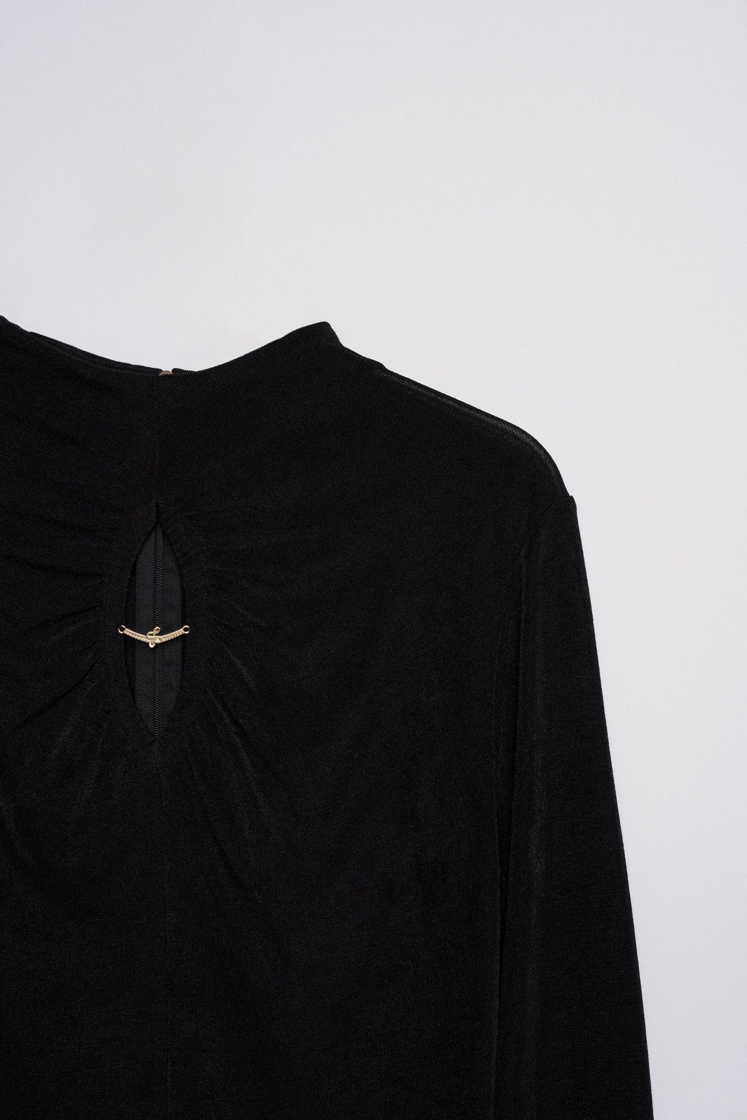 TEXTURIERTER PULLOVER MIT CUT- OUT