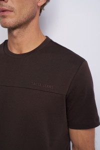 T-SHIRT MIT BRANDING