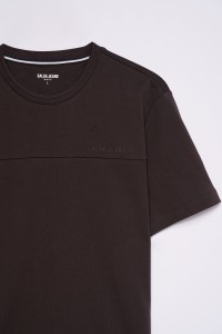 T-SHIRT MIT BRANDING