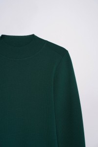 PULL EN MAILLE � COL ROUL�