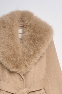 MANTEAU GRACE COURT EN DRAP DE LAINE AVEC FOURRURE