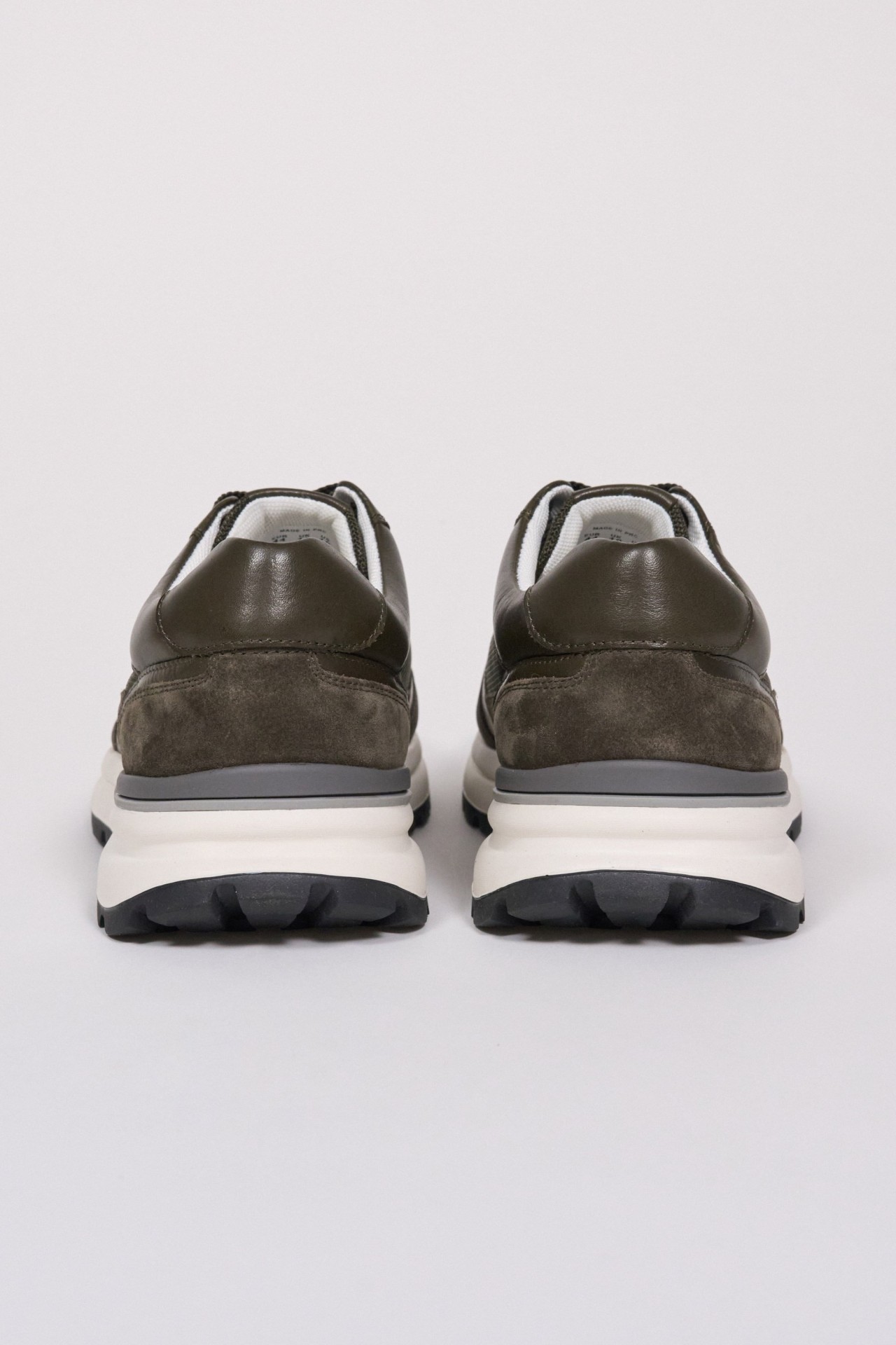 SNEAKER AUS VELOURSLEDER