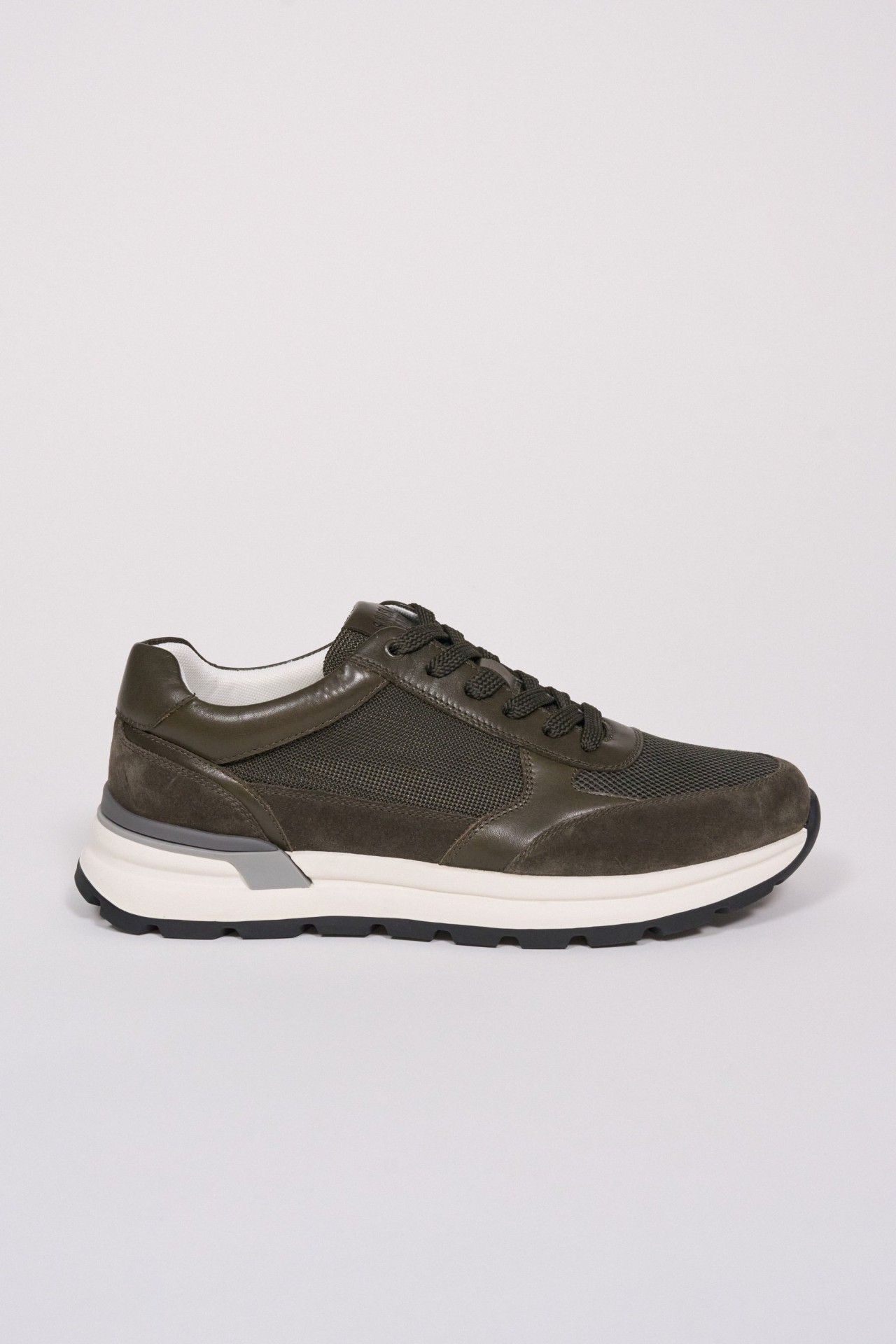 SNEAKER AUS VELOURSLEDER