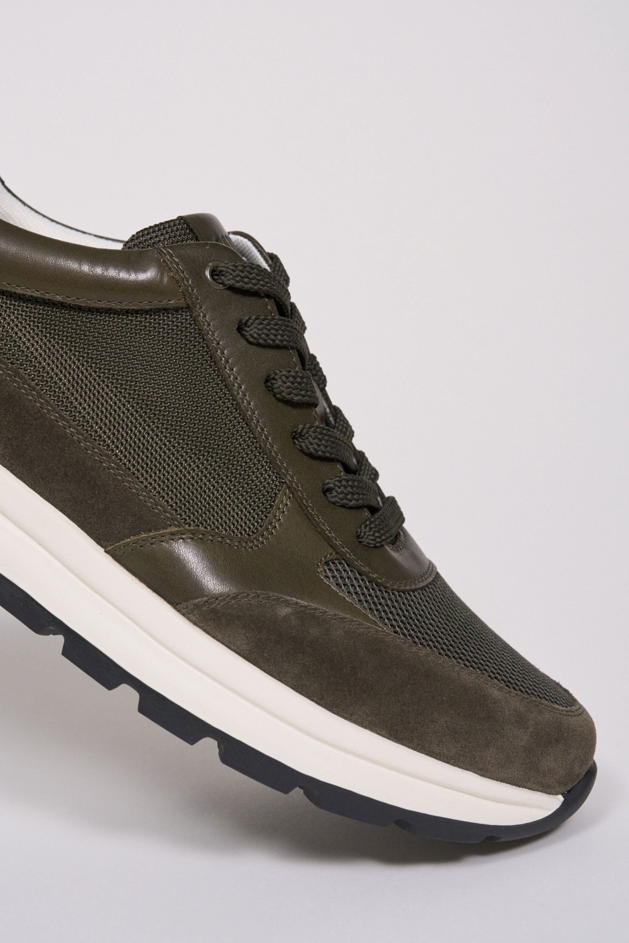 SNEAKER AUS VELOURSLEDER