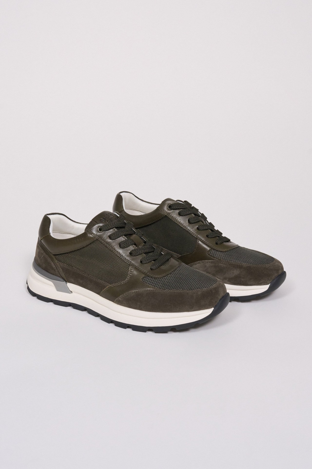 SNEAKER AUS VELOURSLEDER