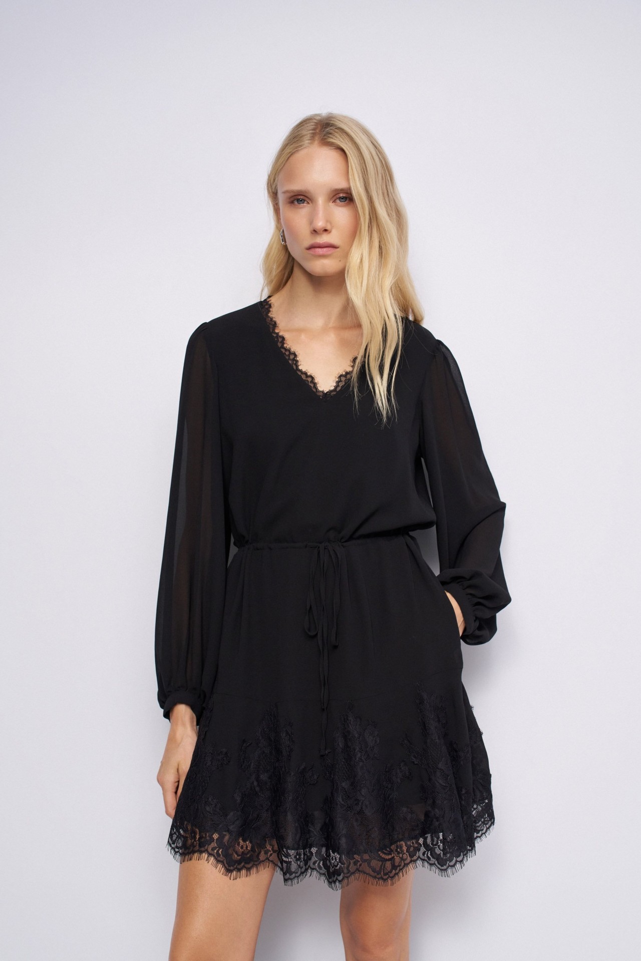 DRESS WITH LACE DETAILS