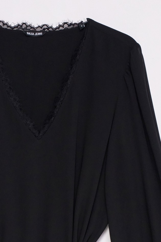VESTIDO CON DETALLES DE ENCAJE