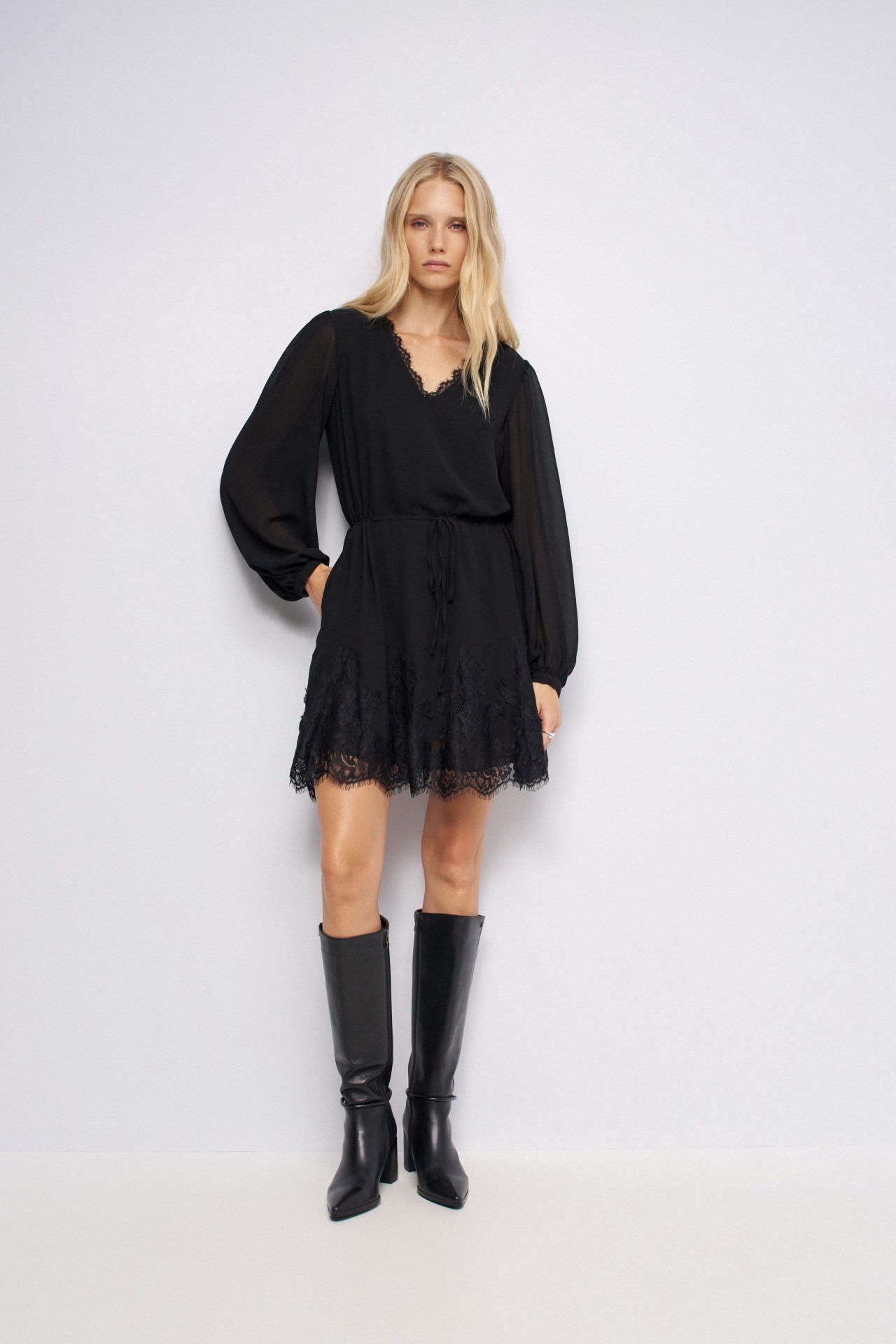 DRESS WITH LACE DETAILS