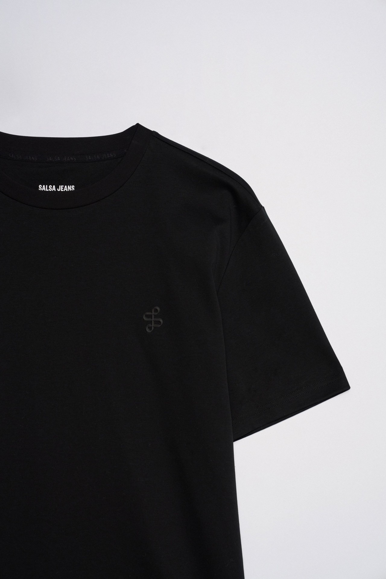 T-SHIRT WITH BRANDING