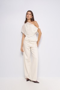ASYMMETRISCHE TOP MET METALEN DETAIL OP DE SCHOUDER