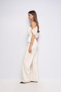 ASYMMETRISCHE TOP MET METALEN DETAIL OP DE SCHOUDER