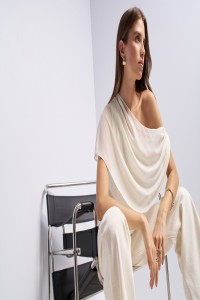 ASYMMETRISCHE TOP MET METALEN DETAIL OP DE SCHOUDER