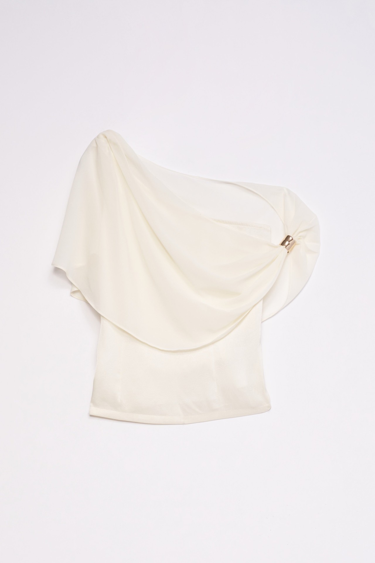 ASYMMETRISCHE TOP MET METALEN DETAIL OP DE SCHOUDER