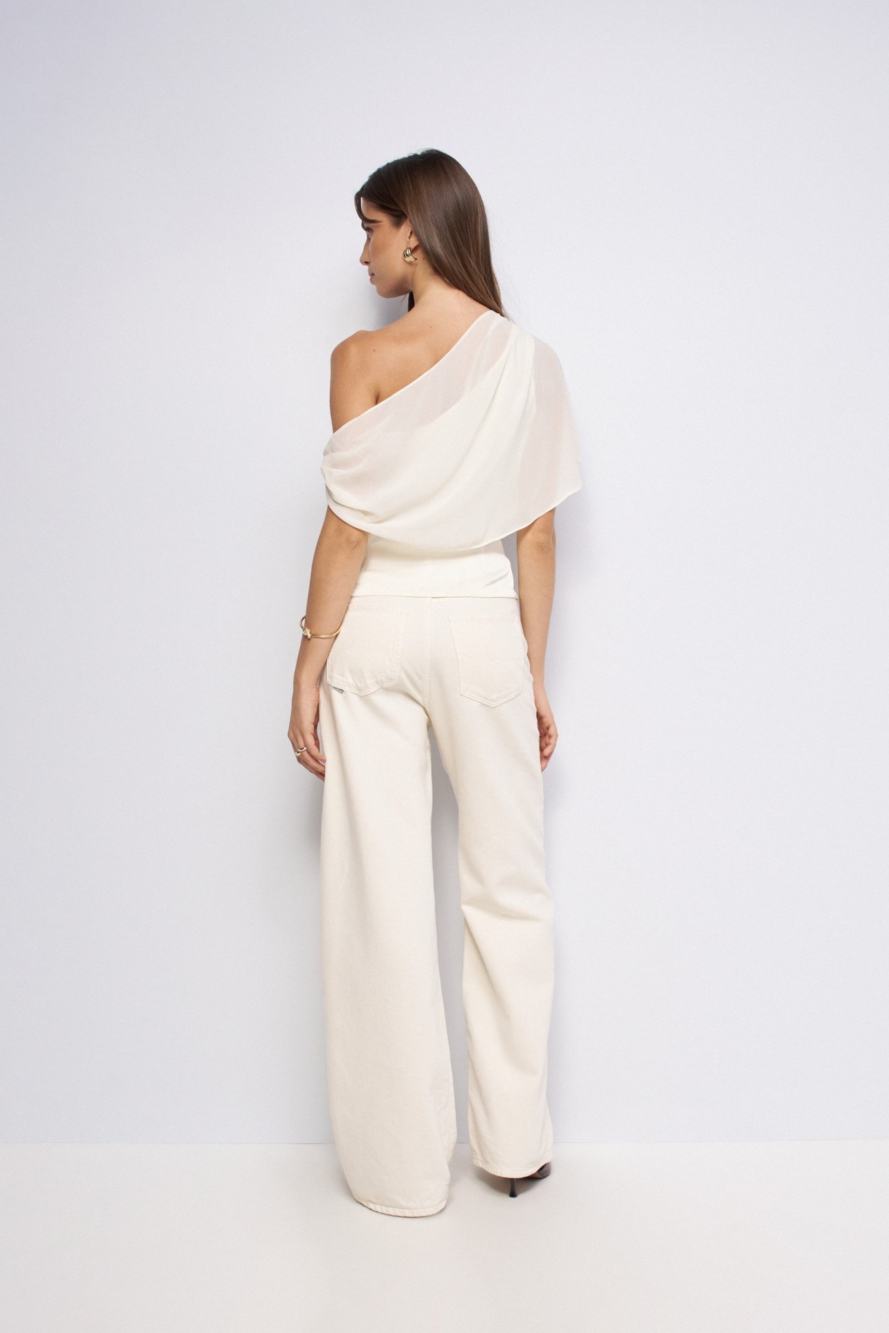 ASYMMETRISCHE TOP MET METALEN DETAIL OP DE SCHOUDER