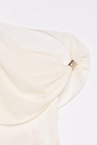 ASYMMETRISCHE TOP MET METALEN DETAIL OP DE SCHOUDER